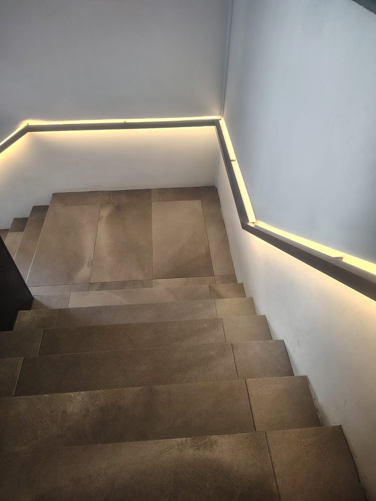 Escalera con iluminaci�n LED en el barandal