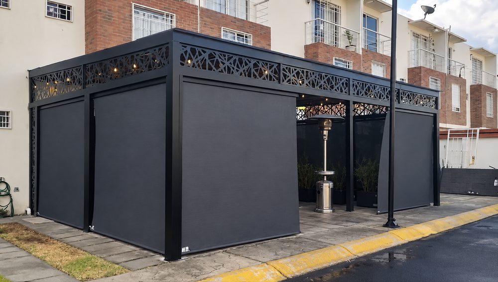P�rgola de herrer�a con persianas enrollables