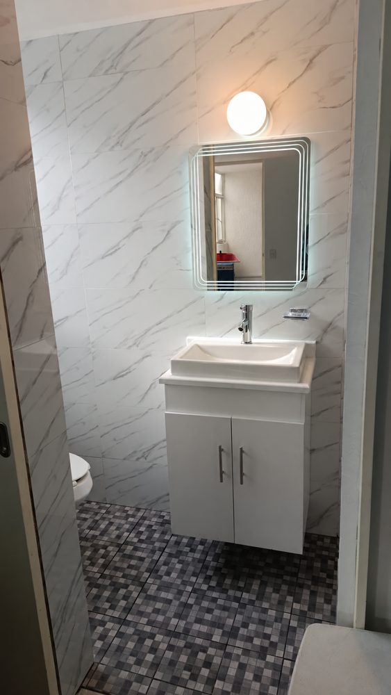 Ba�o con espejo con luz LED y mueble blanco