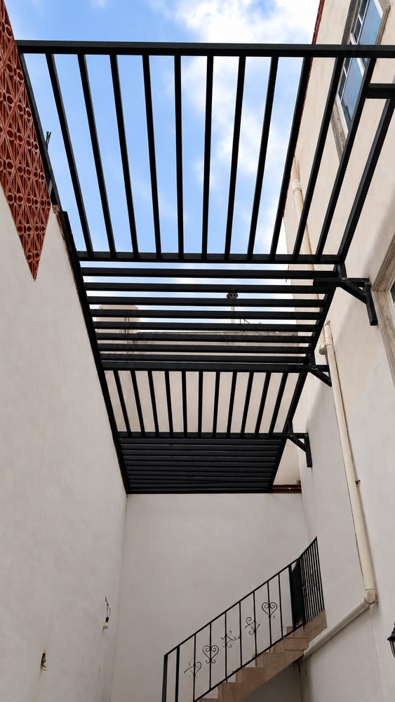 P�rgola de herrer�a en patio interior